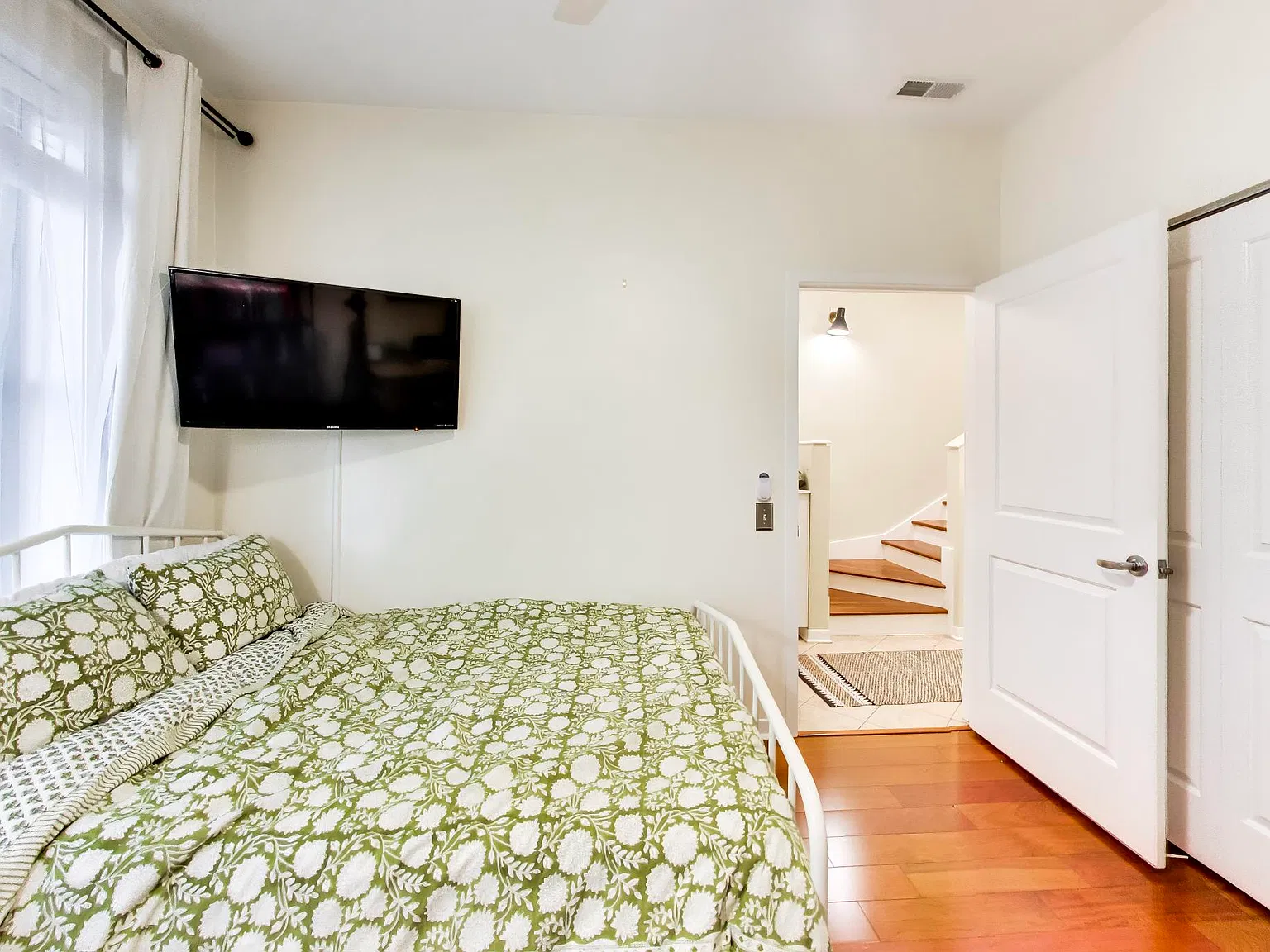 3 bed, 2000 sqft, $5,995 — Photo 3