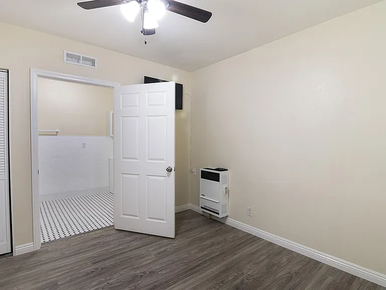 Oxford Suites — Photo 13