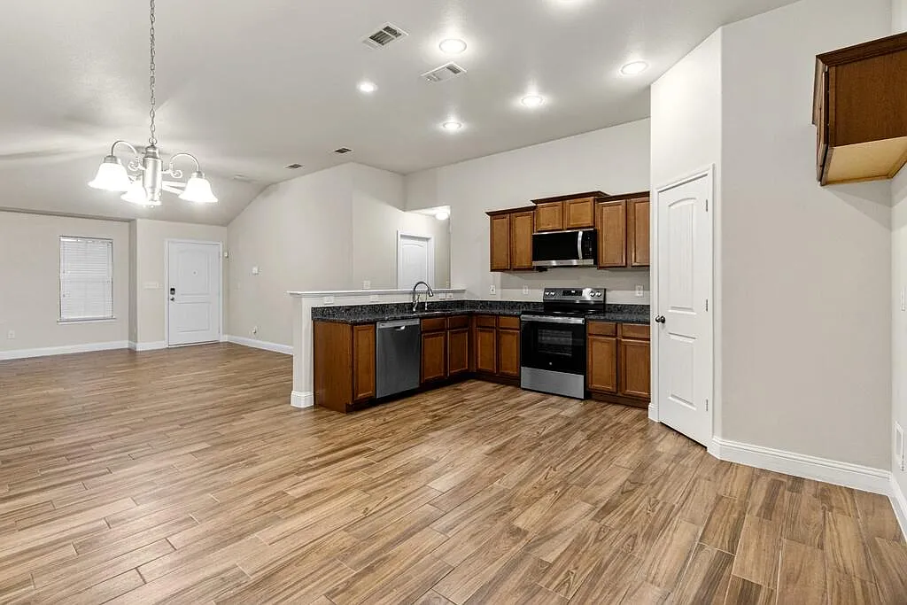 3 bed, 2.0 bath, 1444 sqft, $2,400 — Photo 2