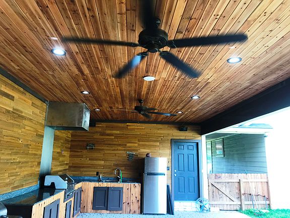 Outdoor kitchen area