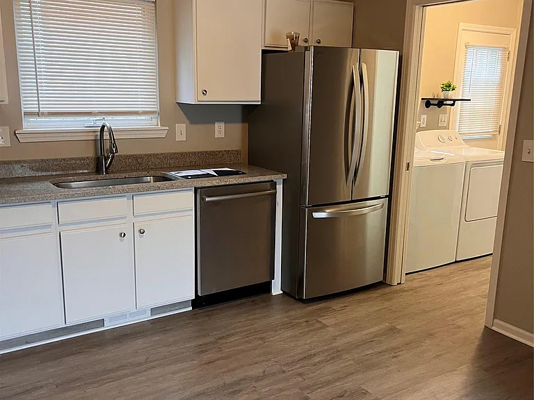 902 Beaconsfield Ave — Photo 3