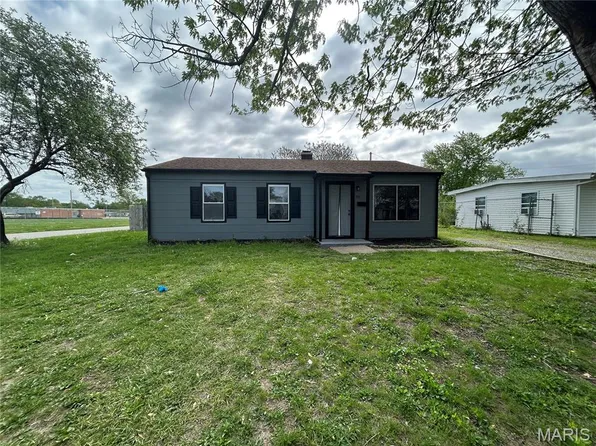 700 Saint Martin Dr, Cahokia, IL 62206