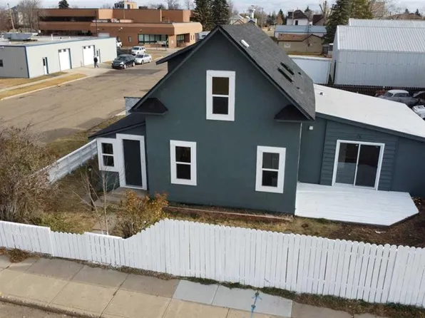 306 1st St W, Hanna, AB T0J 1P0