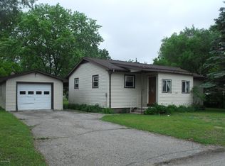 822 N Cedar St, Evart, MI 49631
