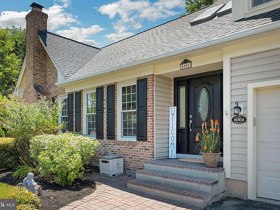 2nd image of 8004 Oak Hollow Ln