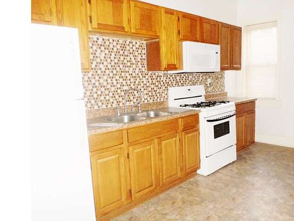3rd image of 105 N Peach St