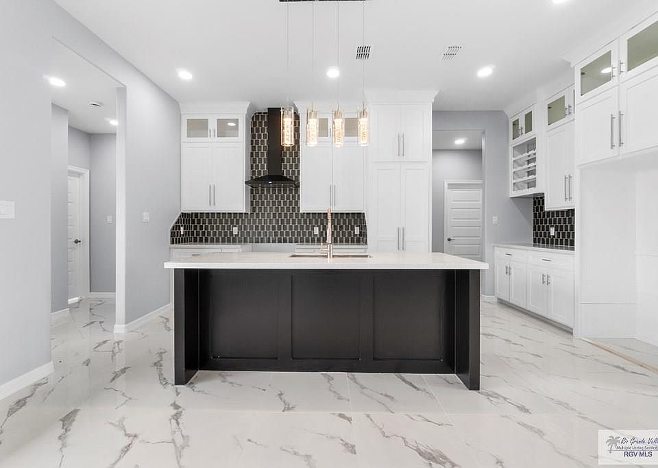 2nd image of 104 Brooks Cir S