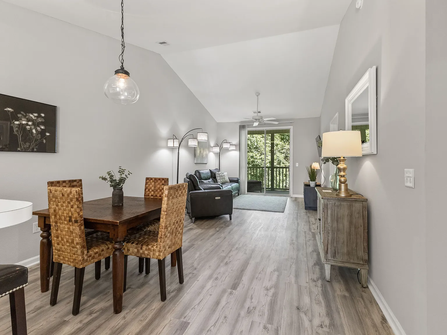 2 bed, 914 sqft, $1,600 — Photo 4