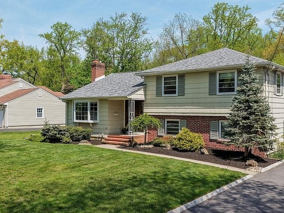4th image of 32 Fieldcrest Dr