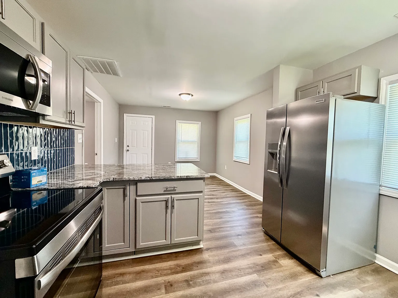 3 bed, 824 sqft, $1,649 — Photo 4