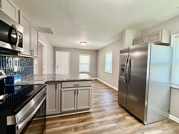 4th image of 457 Fewell St