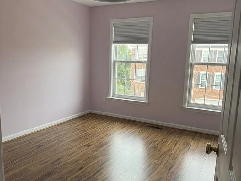 22694 Lamoreaux Landing Sq — Photo 10