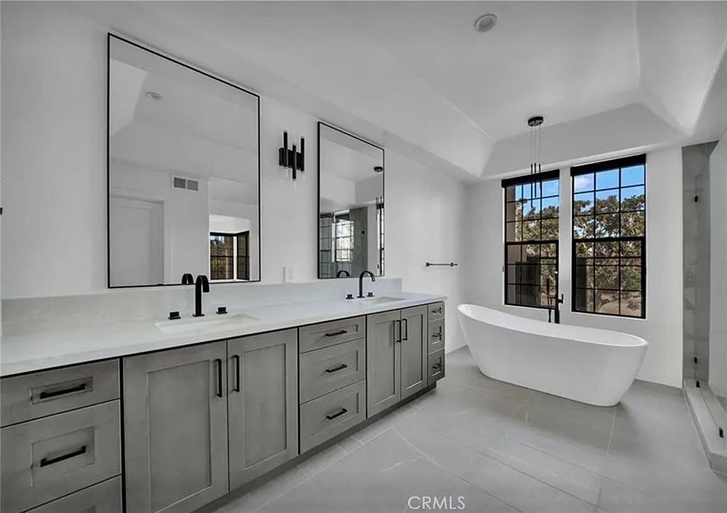 2 bed, 2.5 bath, 2374 sqft, $11,800 — Photo 3