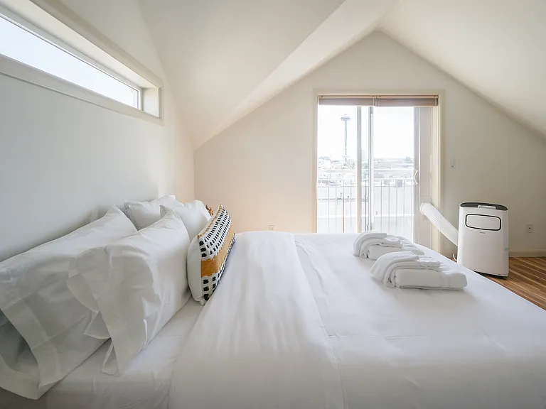 1018 Taylor Ave N #C — Photo 16