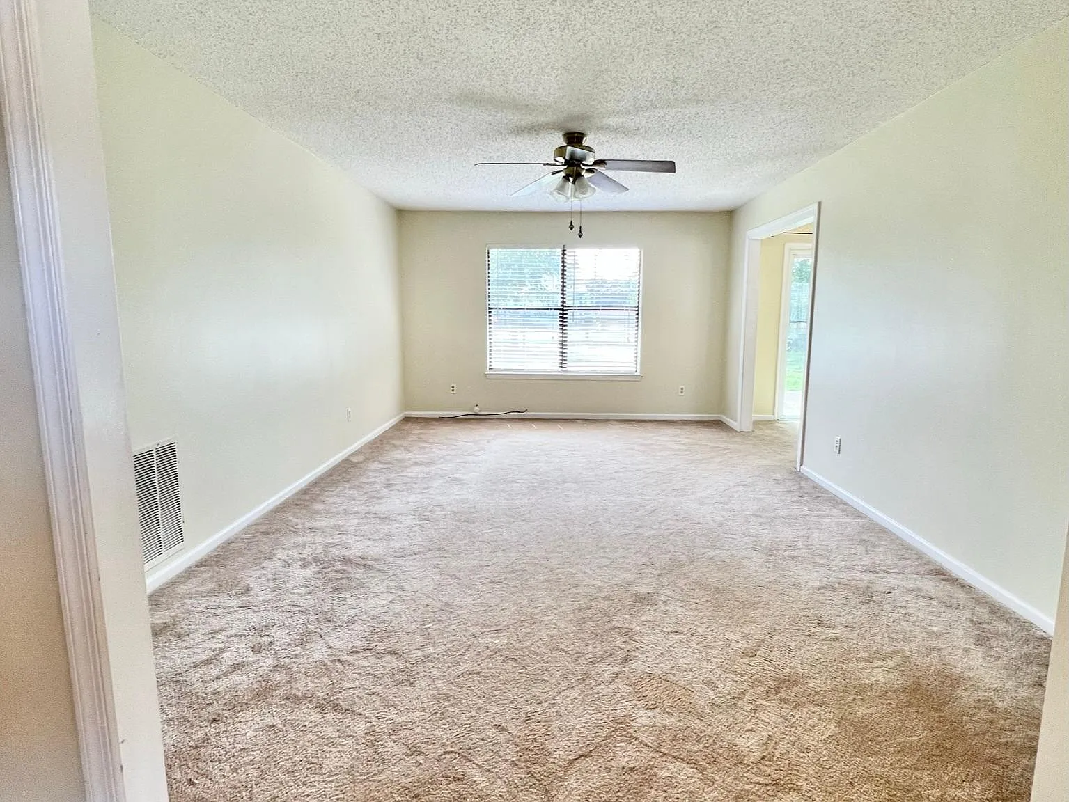 3 bed, 1718 sqft, $2,695 — Photo 4