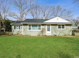 1 Dogwood St, Sag Harbor, NY 11963