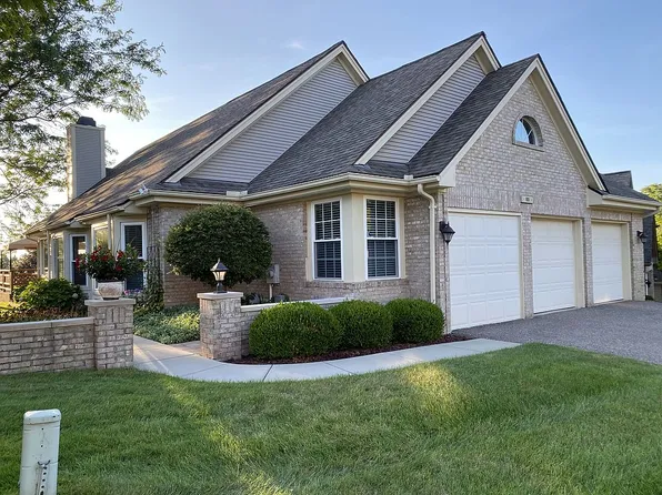 806 Whisperwood Dr, Fenton, MI 48430