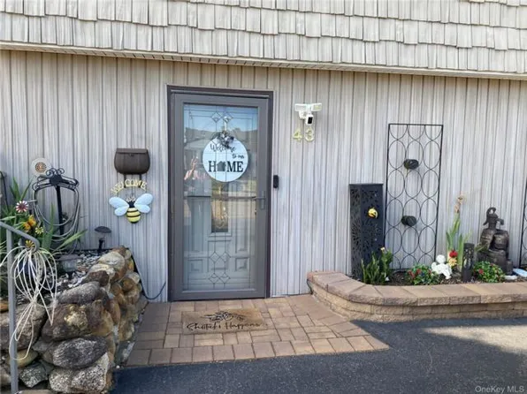 43 Headline Rd, Deer Park, NY 11729