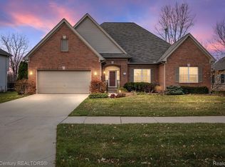 2164 Lagoon Dr, Rochester Hills, MI 48309