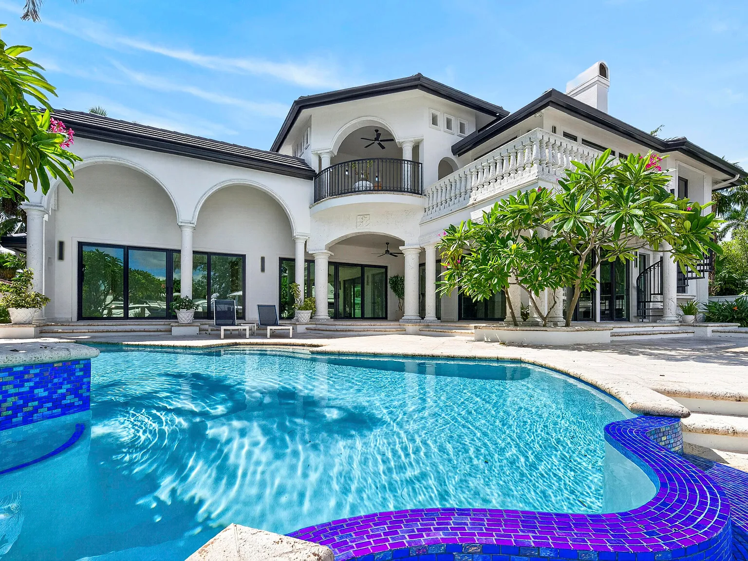 5 bed, 4.5 bath, 5299 sqft, $32,000 — Photo 3