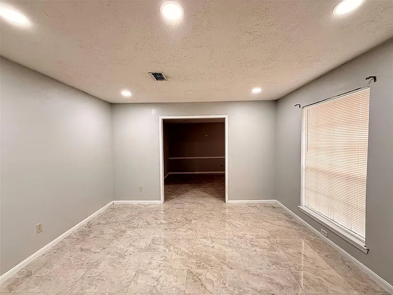 9002 Sabastian Dr — Photo 2