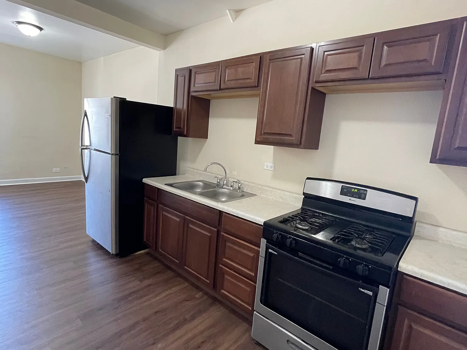 3 bed, 1000 sqft, $1,850 — Photo 2