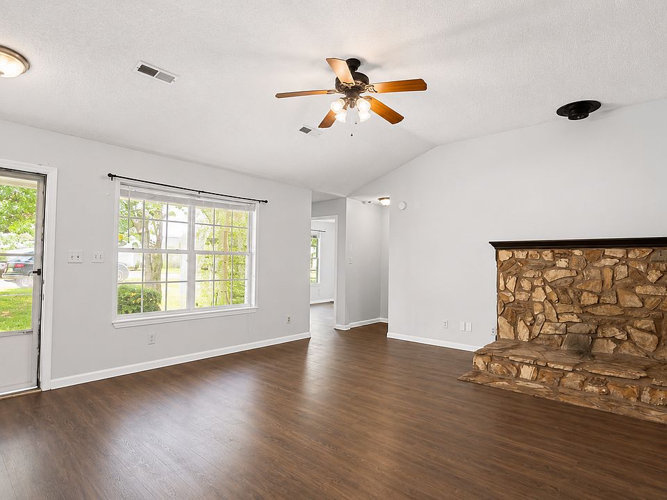 1st image of 105 Fernwood Cir