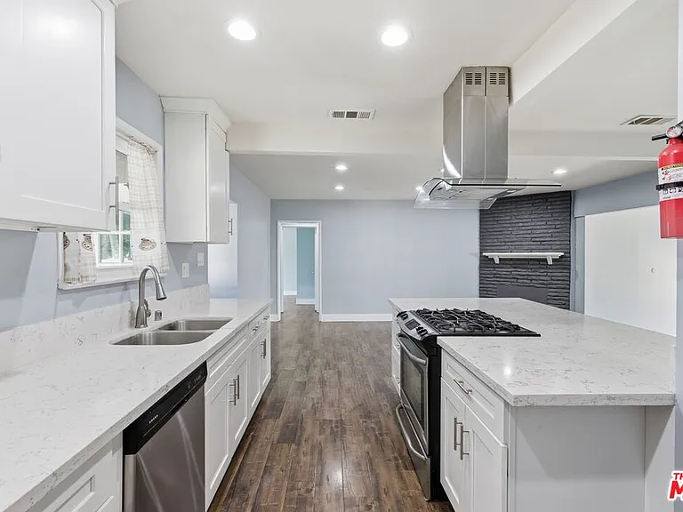 14141 Gault St — Photo 8