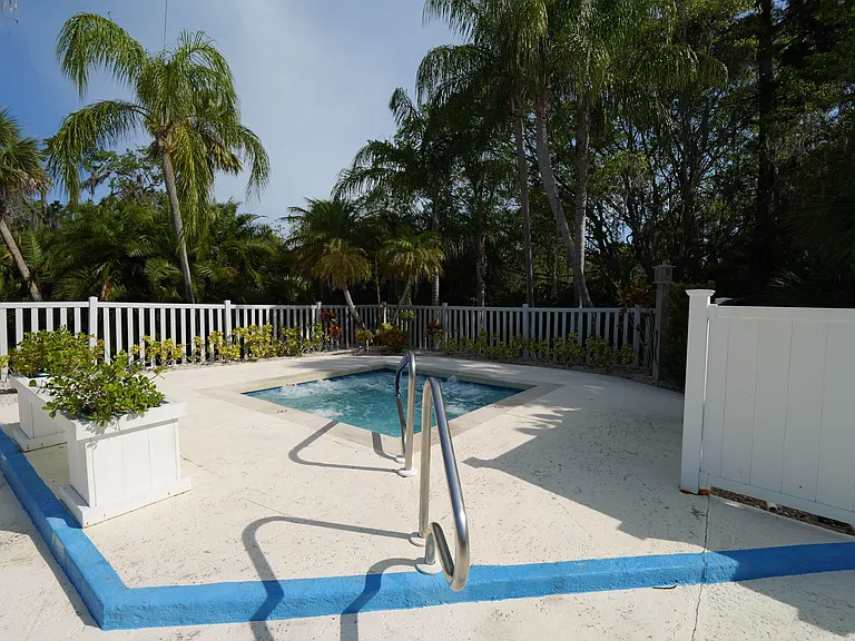 335 Hawthorne Ln — Photo 37