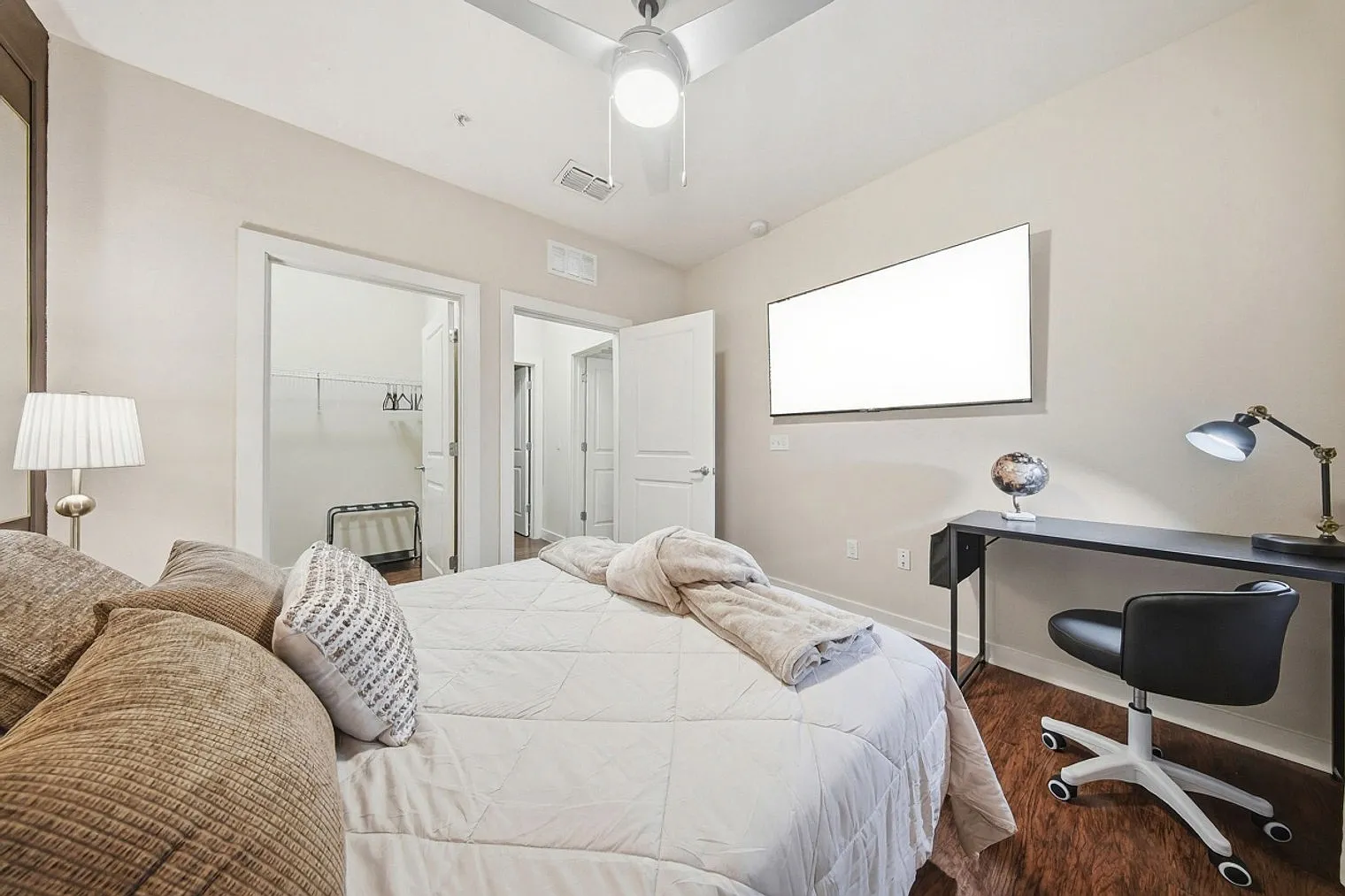 2 bed, 2.0 bath, 1097 sqft, $4,726 — Photo 3