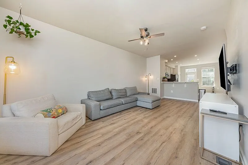 3 bed, 4.5 bath, 1935 sqft, $2,650 — Photo 3