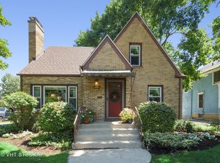 927 Bellevue Ave, Elgin, IL 60120