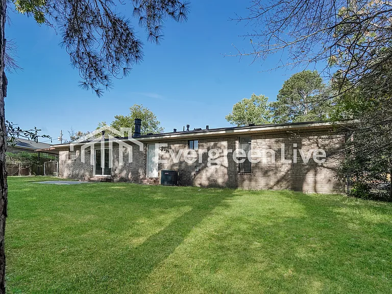 1906 Driftwood Dr — Photo 15