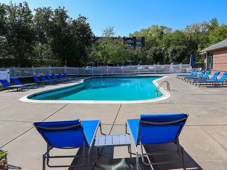 Broadmoor Apartments — Photo 15