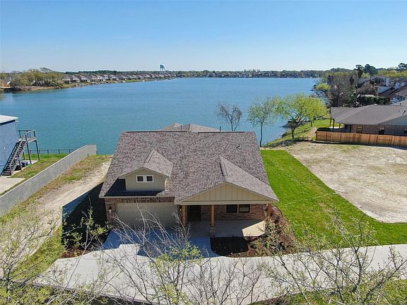 Oversized lot with room for a pool or other ammenities