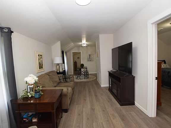 4th image of 418 Railroad St