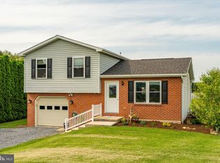 563 Airport Rd, New Holland, PA 17557