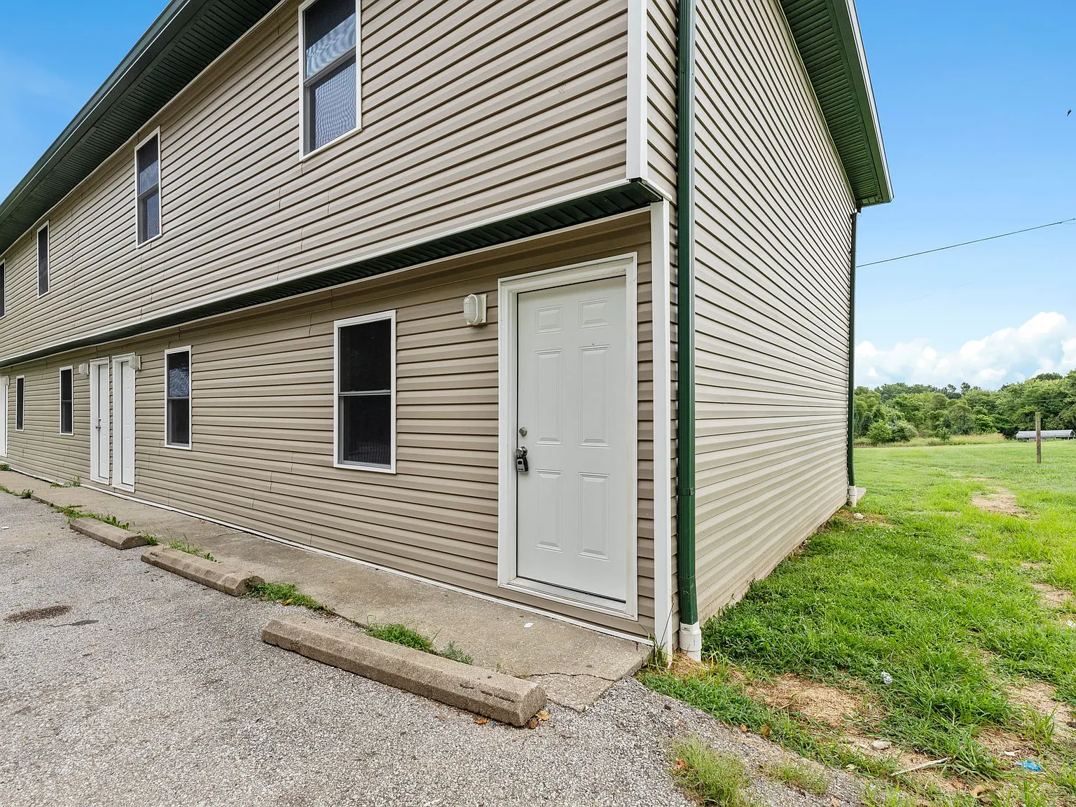 2 bed, 900 sqft, $1,000 — Photo 4