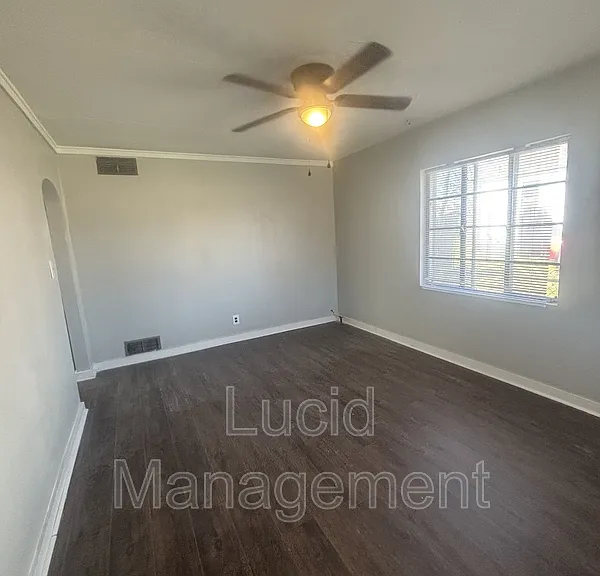 908 Longfield Ave — Photo 2