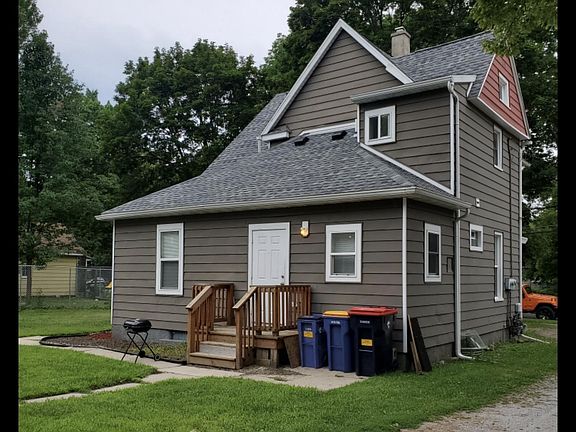 3rd image of 1556 Queen Ave NE
