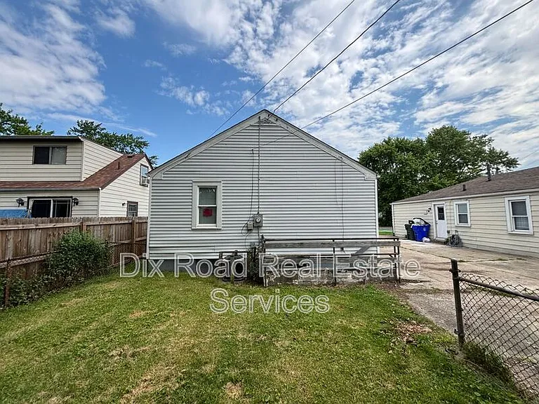 1145 Chase Ave — Photo 3
