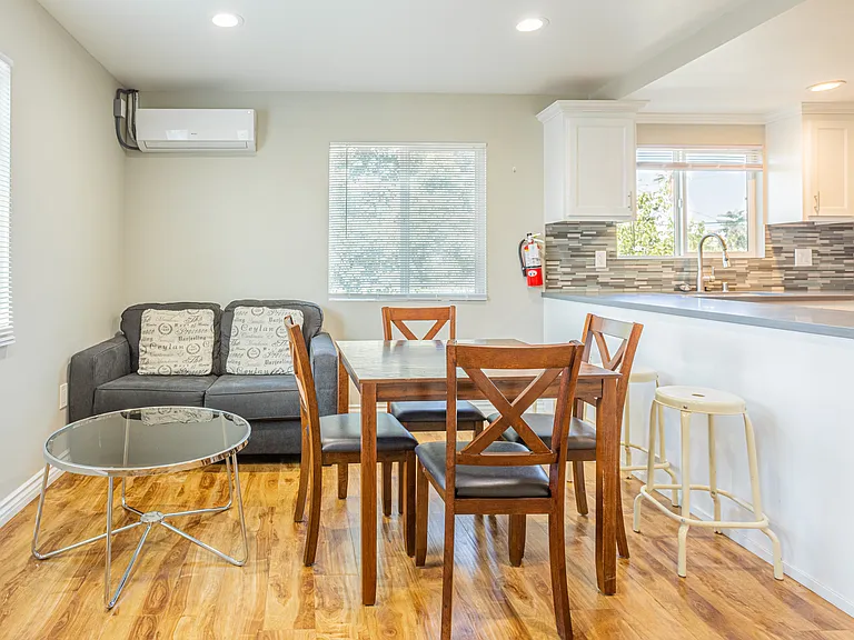 1201 W 36th Pl — Photo 2