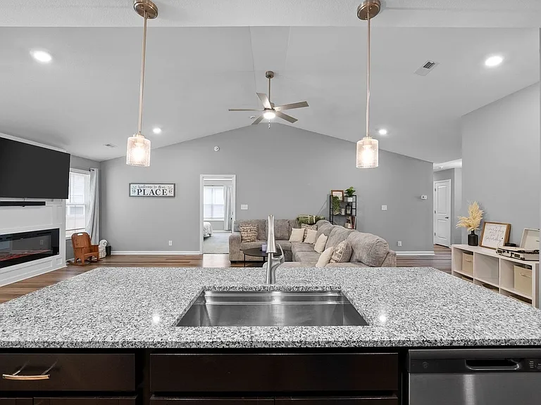 458 Mattingly Dr — Photo 5