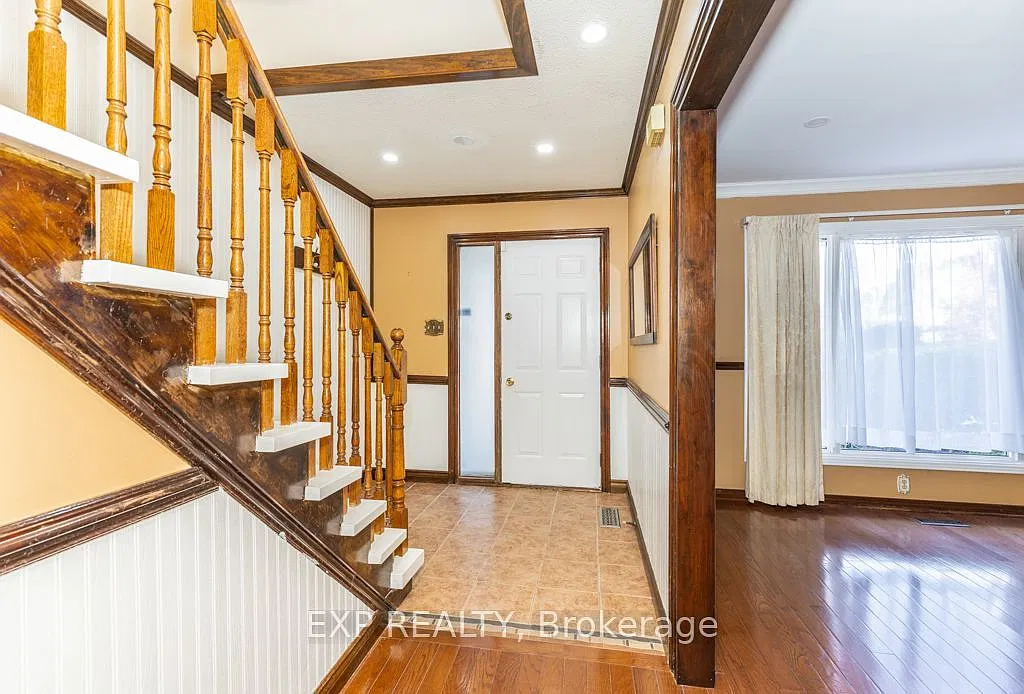 64 Burden Cres — Photo 2