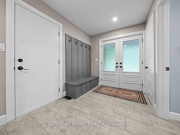 4th image of 321 Stanley Cres
