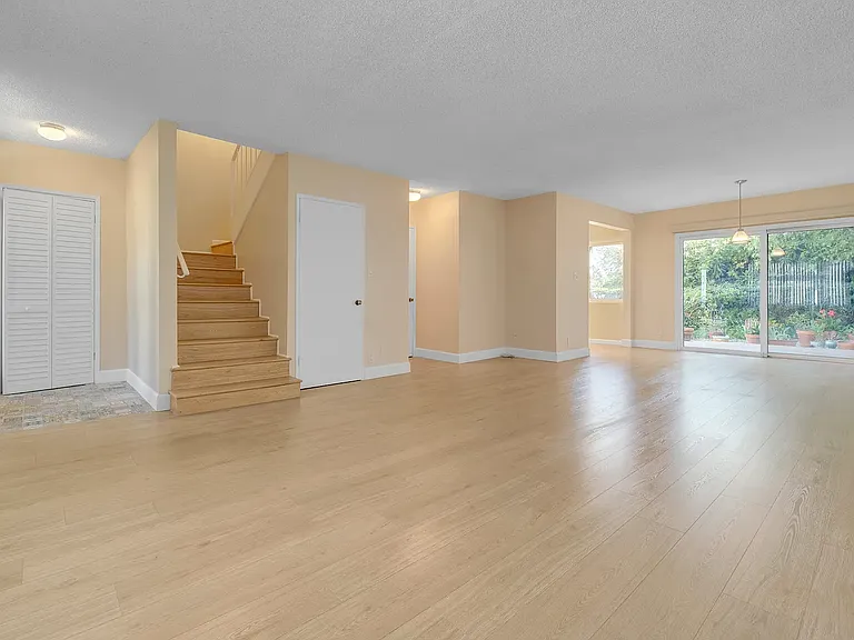 2307 Silver Ridge Ave — Photo 3