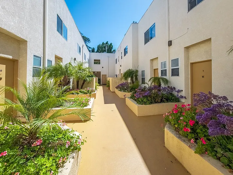 11038 Camarillo St #18 — Photo 30