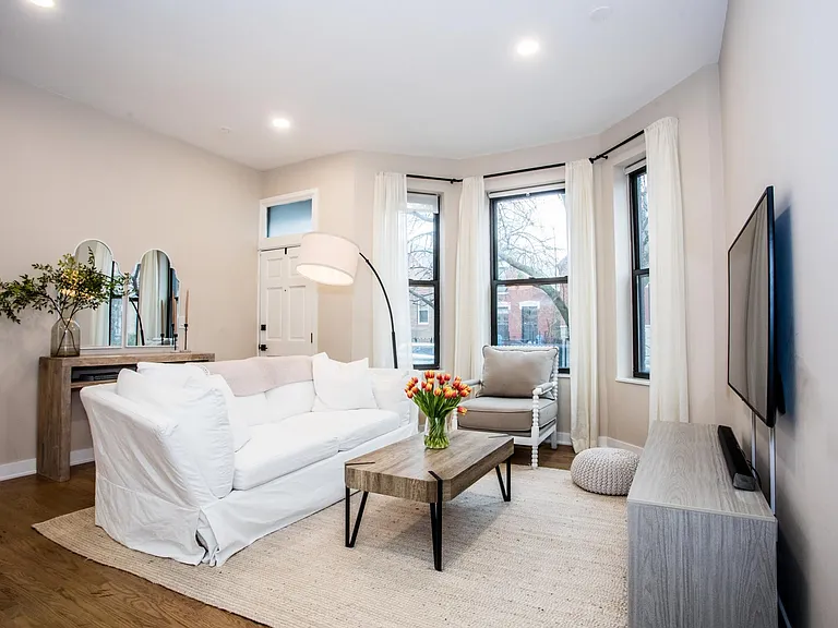 2115 W Dickens Ave #1F — Photo 2