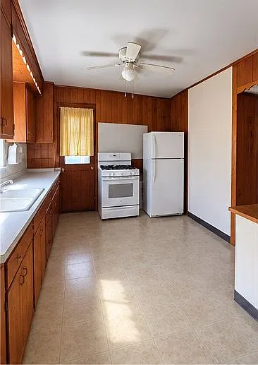 Cute 2 Bed/ 1 Bath Lower Unit, with a great 3 season front porch, and corner lot with a nice yard. — Photo 2