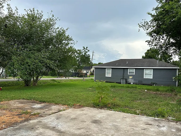 5345 Higgins St — Photo 13